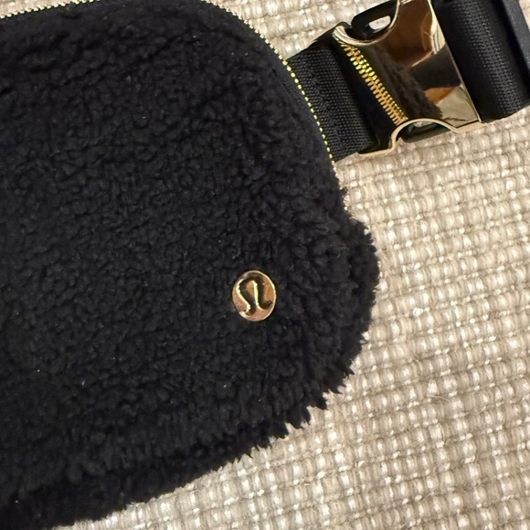 Lululemon Everywhere Fleece Belt Bag in Black with Gold - Picture 2 of 5